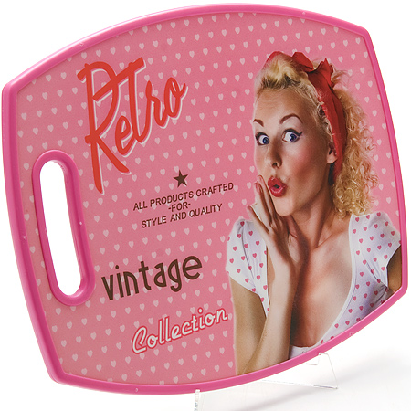 24772 Доска раздел RETRO 38х30х1,2см МВ (х24)24772 24772 Доска раздел RETRO 38х30х1,2см МВ (х24)24772Доска раздел 3D RETRO Материал: Полипропилен, древесные волонка средней плотностиРазмер доски: 38 х 30 х 1,2 см.Вес: 860 г.Прямоугольная разделочная доска RETRO, выполненная из высококачественной древесины бамбука и пластика, станет незаменимым аксессуаром на вашей кухни. Яркая сторона с рисунком - это антибактериальное пластиковое покрытие с декором, вторая сторона доски из бамбука - экологичный натуральный материал. Идеальна для резки керамическим ножом. Антибактериальное покрытие пластиковой стороны защищает от плесени, грибков и неприятных запахов. Подходит как для приготовления, так и для сервировки пищи. Такая доска прекрасно впишется в интерьер любой кухни и прослужит вам долгие годы.