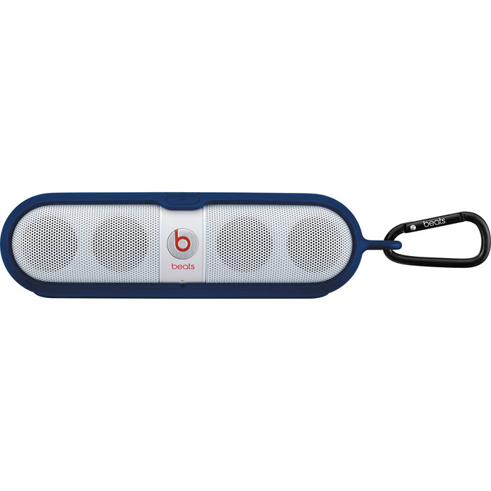 Beats Pill Sleeve, Blue чехол для динамикаMHEA2G/A Beats Pill Sleeve, Blue чехол для динамикаMHEA2G/AПрочный чехол Beats Pill Sleeve обеспечивает надёжную защиту динамика Beats Pill в дороге, при этом сохраняя его элегантный, компактный дизайн.Конструкция из двух частей легко надевается на динамик. К кольцу на одном конце чехла можно присоединить карабин или другое устройство для удобного крепления динамика.