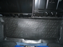 Коврик в багажник L.Locker, для Peugeot 107 hb (05-)0120030101 Коврик в багажник L.Locker, для Peugeot 107 hb (05-)0120030101Коврик L.Locker производится индивидуально для каждой модели автомобиля из современного и экологически чистого материала. Изделие точно повторяют геометрию пола автомобиля, имеет высокий борт, обладает повышенной износоустойчивостью, антискользящими свойствами, лишен резкого запаха и сохраняет свои потребительские свойства в широком диапазоне температур (от -50°С до +80°С).