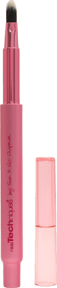 Real Techniques Retractable Lip Brush Кисть для губRT1419 Real Techniques Retractable Lip Brush Кисть для губRT1419Кисть для губ Real Techniques Retractable Lip Brush. Выдвижная кисть для губ Real Techniques Retractable Lip Brush в виде пишушей ручки позволяет с совершенной точностью наносить губную помаду и блески для губ. За счет своей компакности и защитного колпачка Retractable Lip Brush легко поместится в дамскую косметичку, чтобы всегда быть под рукой. Заостренная форма кисти позволяет точно и аккуратно наносить помаду на губы, поправляя в течение дня. Кисть плотная и упругая, что обеспечивает гладкое и ровное покрытие помады.Материл ворса таклон – синтетическое волокно, которое по своим свойствам максимально приближен к натуральному волосу. Важное качество таклона - гипоаллергенность, возможность частого мытья, форма при этом не теряется. Ультрамягкий таклон не царапает и не колет нежную кожу губ, не вызывает раздражения. Кисть Real Techniques Retractable Lip Brush выполнена из легкого алюминия. Наконечник матовый, верхняя часть глянцево-розовая с тоненькими надписями бренда. Кисть невесомая и очень проста в использовании. Внешне Retractable Lip Brush очень стильная, т.к. основатели профессиональные визажисты сестры Чапман позаботились над каждой деталью. Держать в руке такую кисточку одно удовольствие, она напоминает утонченную дирижерную палочку, с помощью которой вы создадите губы как у Джоли. Способ использования: Наберите на кисть необходимое количество помады или блеска для губ. С помощью узкой части кисти прорисовывайте контур губ, а плоской частью заполняйте объем текстурой помады, подчеркивая форму губ. Старайтесь действовать аккуратно и не торопиться. При использовании стойких текстур мойте кисть сразу после нанесения макияжа. Мойте кисть по мере необходимости спецальными средствами для мытья кистей, либо детскими средствами без отдушек. Сушить можно в горизональном положении на сухом полотенце. Помните: чистота - залог здоровья! Длина кисти 11,5 длина ворса 1 см