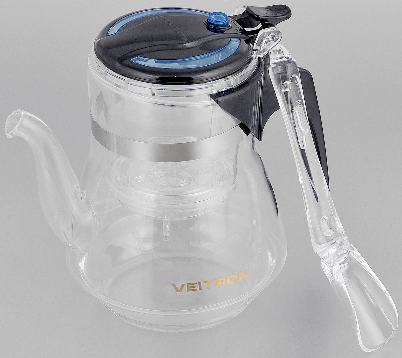 Чайник заварочный Veitron, с кнопкой, с мерной ложкой, 650 мл. КS775КS775 Чайник заварочный Veitron, с кнопкой, с мерной ложкой, 650 мл. КS775КS775Термостойкий заварочный чайник Veitron изготовлен из пищевых материалов, безопасных для жизни и здоровья человека и окружающей среды. Выполнен в виде кувшина с длинным носиком. Колба выполнена из высококачественного боросиликатного стекла, очень прочного и устойчивого к тепловому удару или очень высоким температурным условиям. Чайник снабжен внутренней колбой, выполненной из поликарбоната, и запатентованным съемным фильтром из термоустойчивого полимера. Ручка и крышка выполнены из поликарбоната. Чайник имеет современный и элегантный дизайн. Предназначен для заваривания зеленого, черного, цветочного чая и кофе на 2-3 персоны. Просто положите заварку в чайник, залейте кипяток, накройте крышкой, нажмите кнопку, и чай готов. Чай заваривается во внутренней колбе, а в основную сливается нажатием и удержанием кнопки. Таким образом, все чаинки остаются в фильтре. Мерная ложечка в комплекте. Диаметр (по верхнему краю): 8 см. Диаметр основания: 8 см. Высота чайника: 15 см. Длина ложечки: 15,5 см.