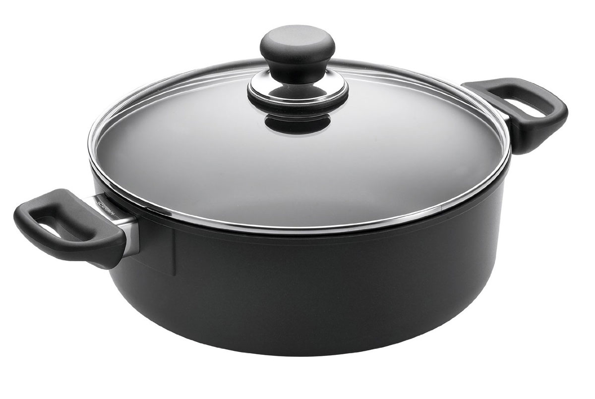 Сотейник Scanpan Classic с крышкой, с антипригарным покрытием, 4 л26201200 Сотейник Scanpan Classic с крышкой, с антипригарным покрытием, 4 л26201200Сотейник Scanpan Classic изготовлен из высококачественного литого алюминия. Внутреннее высокопрочное антипригарное титано-керамическое покрытие обеспечивает непревзойденную стойкость к царапинам. Специальное утолщенное дно позволяет быстро и равномерно нагреваться. Изделие оснащено крышкой из жаропрочного стекла. Благодаря ручкам из термостойкого бакелита, закреплены с помощью запатентованной системы без использования заклепок, пружин. Материал выдерживает температуру до 260°С.Подходит для всех типов плит, кроме индукционных. Можно мыть в посудомоечной машине.