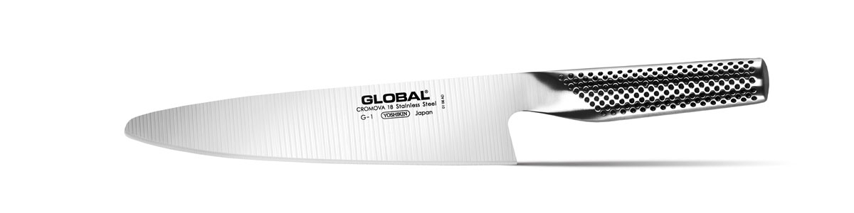 Нож для мяса Global, длина лезвия 21 смG-1 Нож для мяса Global, длина лезвия 21 смG-1Бренд Global выбор многих поваров со всего мира, ножи этого производителя известны своей универсальностью и исключительной ловкостью.Отличительной чертой японских ножей Global являются их рукоятки и уникальная бесшовная конструкция. Рукоятки и лезвия изготовлены из одного, цельного полотна нержавеющей стали, что делает ножи максимально гигиеничными и прочными. На них не скапливается грязь, и их очень легко мыть. Покрытие рукоятки специальными ямочками-впадинами, обеспечивает удобный и надежный захват.Лезвие изготовлено из специального материала Cromova 18 Sanso, который состоит из трех слоев нержавеющей стали (центрального и двух боковых). Центральный слой режущей поверхности сделан из нержавеющей стали Cromova 18 (хром, молибден, ванадий) с твердостью по шкале Роквелла 58-59 единиц и заточен к острому краю, что дает удивительные результаты при резке. Этот слой заключен между двумя боковыми слоями более мягкой нержавеющей стали SUS 410, что помогает защитить лезвие от скалывания и коррозии. Еще одной важной отличительной характеристикой ножа является его идеальная балансировка. Полая ручка ножа заполнена песком, количество которого точно рассчитано, чтобы обеспечить наиболее оптимальное соотношение веса лезвия и рукоятки. Этот метод позволяет добиться максимально точной балансировки.Не рекомендуется использование в посудомоечной машине.