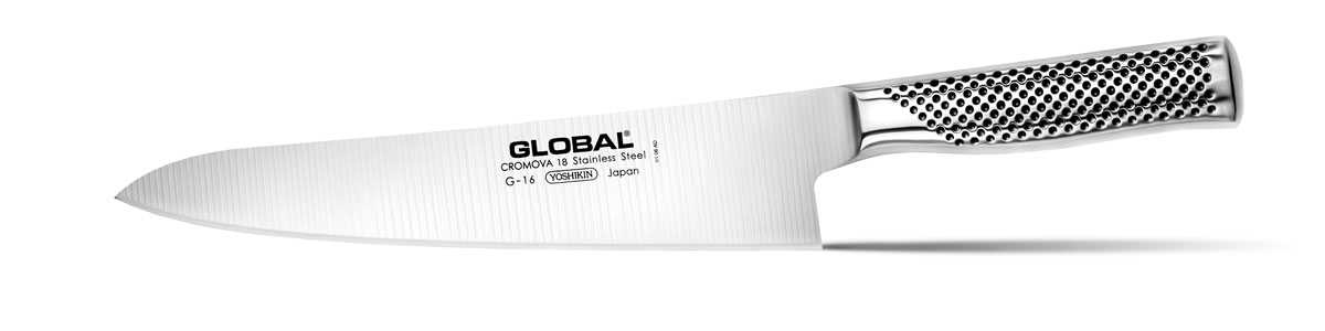 Нож кухонный Global, длина лезвия 24 смG-16 Нож кухонный Global, длина лезвия 24 смG-16Бренд Global выбор многих поваров со всего мира, ножи этого производителя известны своей универсальностью и исключительной ловкостью.Отличительной чертой японских ножей Global являются их рукоятки и уникальная бесшовная конструкция. Рукоятки и лезвия изготовлены из одного, цельного полотна нержавеющей стали, что делает ножи максимально гигиеничными и прочными. На них не скапливается грязь, и их очень легко мыть. Покрытие рукоятки специальными ямочками-впадинами, обеспечивает удобный и надежный захват.Лезвие изготовлено из специального материала Cromova 18 Sanso, который состоит из трех слоев нержавеющей стали (центрального и двух боковых). Центральный слой режущей поверхности сделан из нержавеющей стали Cromova 18 (хром, молибден, ванадий) с твердостью по шкале Роквелла 58-59 единиц и заточен к острому краю, что дает удивительные результаты при резке. Этот слой заключен между двумя боковыми слоями более мягкой нержавеющей стали SUS 410, что помогает защитить лезвие от скалывания и коррозии. Еще одной важной отличительной характеристикой ножа является его идеальная балансировка. Полая ручка ножа заполнена песком, количество которого точно рассчитано, чтобы обеспечить наиболее оптимальное соотношение веса лезвия и рукоятки. Этот метод позволяет добиться максимально точной балансировки.Не рекомендуется использование в посудомоечной машине.