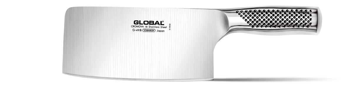 Нож для рубки овощей Global, длина лезвия 18 смG-49B Нож для рубки овощей Global, длина лезвия 18 смG-49BБренд Global выбор многих поваров со всего мира, ножи этого производителя известны своей универсальностью и исключительной ловкостью.Отличительной чертой японских ножей Global являются их рукоятки и уникальная бесшовная конструкция. Рукоятки и лезвия изготовлены из одного, цельного полотна нержавеющей стали, что делает ножи максимально гигиеничными и прочными. На них не скапливается грязь, и их очень легко мыть. Покрытие рукоятки специальными ямочками-впадинами, обеспечивает удобный и надежный захват.Лезвие изготовлено из специального материала Cromova 18 Sanso, который состоит из трех слоев нержавеющей стали (центрального и двух боковых). Центральный слой режущей поверхности сделан из нержавеющей стали Cromova 18 (хром, молибден, ванадий) с твердостью по шкале Роквелла 58-59 единиц и заточен к острому краю, что дает удивительные результаты при резке. Этот слой заключен между двумя боковыми слоями более мягкой нержавеющей стали SUS 410, что помогает защитить лезвие от скалывания и коррозии. Еще одной важной отличительной характеристикой ножа является его идеальная балансировка. Полая ручка ножа заполнена песком, количество которого точно рассчитано, чтобы обеспечить наиболее оптимальное соотношение веса лезвия и рукоятки. Этот метод позволяет добиться максимально точной балансировки.Не рекомендуется использование в посудомоечной машине.