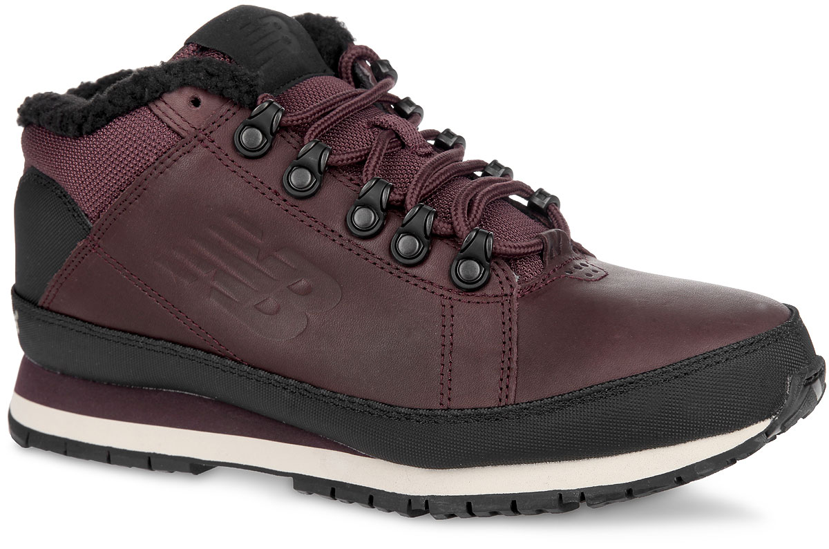 Кроссовки мужские New Balance, цвет: коричневый, черный. HL754BB/D. Размер 8 (41,5)HL754BB/D Кроссовки мужские New Balance, цвет: коричневый, черный. HL754BB/D. Размер 8 (41,5)HL754BB/DСтильные мужские кроссовки от New Balance 754 идеально подойдут для активных людей. Верх модели выполнен из натуральной кожи со вставкой из полиэстера. Нейлоновая вставка вдоль ранта обеспечивает дополнительную защиту. Сбоку модель оформлена фирменным тиснением. Подкладка и стелька из искусственного меха согреют ваши ноги в холодную погоду. Удобная шнуровка надежно фиксирует модель на стопе. Рельефная подошва обеспечивает идеальное сцепление с различными поверхностями. В таких кроссовках вашим ногам будет комфортно и уютно.