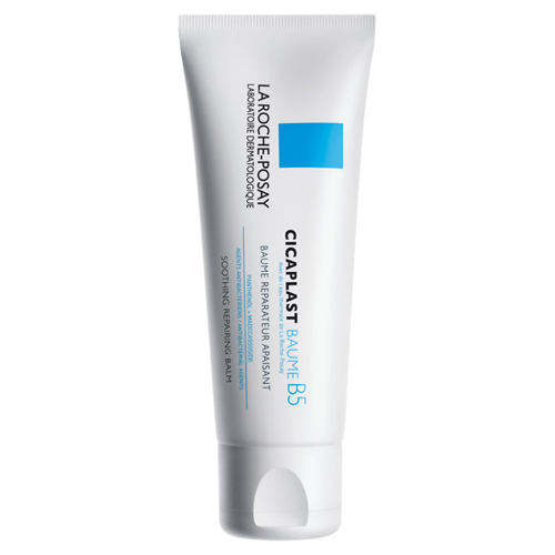 La Roche-Posay Cicaplast Бальзам В5, 40 млM3232900 La Roche-Posay Cicaplast Бальзам В5, 40 млM3232900Цикапласт Бальзам В5 - мультивосстанавливающее средство для чувствительной и раздраженной кожимладенцев,детей и взрослых. Восстанавливает и успокаивает раздраженную кожу. Обладает противовоспалительным и антимикробным эффектом. Питает чувствительную кожу. к применению: Детский диатез, Шелушение кожи, Трещины, Потрескавшиеся губы,Уход после эстетических и дерматологических процедур (пилинги, лазер)Травмы - ожоги легкой степени, ссадины, солнечные ожоги. ЭФФЕКТИВНОСТЬ: - Значительное уменьшение выраженности признаков поврежденной сухой кожиКожа становится мягче: 100%Кожа более успокоенная: 100%Кожа выглядит более защищенной: 96%Текстура продукта мгновенно дарит чувство комфорта: 96%