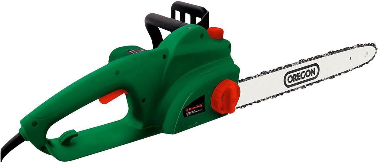 Пила цепная Hammer CPP1600CPP1600 Пила цепная Hammer CPP1600CPP1600Электрическая цепная пила Hammer Flex CPP1600 предназначена длязаготовки дров, обрезки сучьев и пиления строительных материалов внебольших объемах. Инструмент можно рекомендовать садоводам ивладельцам загородных домов.Благодаря поперечной установкедвигателя пила превосходно сбалансирована,для защиты операторапредусмотрены инерционный и электронный тормоз цепи.Бесключеваяустановка цепи существенно облегчает обслуживание,смазка цепипроизводится автоматически во время работы,металлический упор помогаетудерживать пилу и уменьшает отдачу. Количество звеньев цепи 53 шт.