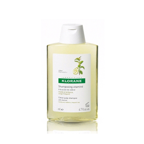 Klorane Шампунь Dull Hair с мякотью Цитрона тонизирующий 400 млC02748 Klorane Шампунь Dull Hair с мякотью Цитрона тонизирующий 400 млC02748Оказывает тонизирующее и защитное действие на кожу головы и волосяные луковицы. Нейтрализует жесткую воду, придает волосам здоровый блеск Придает волосам мягкость и блеск