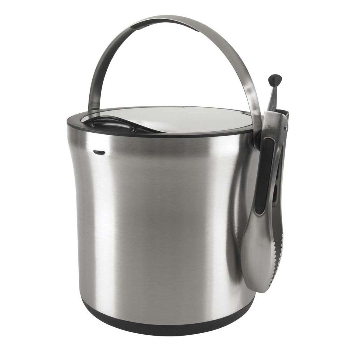 Ведро для льда OXO SteeL, с щипцами3107300 Ведро для льда OXO SteeL, с щипцами3107300Ведро для льда OXO «SteeL» имеет двойные стенки, что способствует долгому сохранению холода и предотвращает возникновениеконденсата. Специальные желобки на дне предназначены для сбора воды. Ведро сделано из нержавеющей стали с матовой полировкой, внутренняя часть отделана пластиком. Изделие снабжено удобной откидной крышкой для легкого доступа и безопасного закрытия. Крышка прозрачная, что позволяет видеть количество оставшегося льда. Прорезиненное основание обеспечивает хорошую устойчивость и предотвращает скольжение. Удобная ручка с резиновой вставкой предназначена для комфортной переноски. В комплекте предусмотрены щипцы, которые удобно крепятся сбоку ведра. Благодаря острым зубцам, щипцами легко захватывать лед. Ведро рекомендуется мыть вручную. Щипцы можно мыть в посудомоечной машине. Размер ведра: 21 ? 21 ? 21 смДлина щипцов: 21,5 см