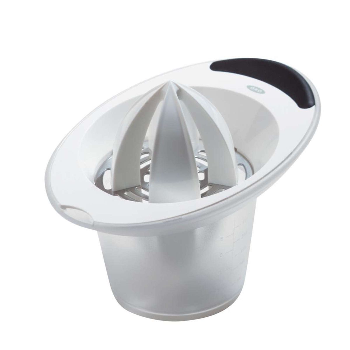 Соковыжималка для цитрусовых Oxo Good Grips, ручная34781 Соковыжималка для цитрусовых Oxo Good Grips, ручная34781Соковыжималка Oxo Good Grips, выполненная из высококачественного пластика и нержавеющей стали, станет полезным аксессуаром на любой кухне. Она состоит из двусторонней насадки и контейнера. Соковыжималка идеально подойдет для мелких и крупных цитрусовых фруктов. Достаточно разрезать фрукты пополам, зафиксировать на насадке и покрутить. Сок поступает в контейнер. Простая и удобная в использовании соковыжималка Oxo Good Grips займет достойное место среди кухонного инвентаря.Можно мыть в посудомоечной машине.Размер контейнера: 18 х 13 х 10 см.Объем контейнера: 250 мл.Размер насадки: 9 х 9 х 13 см.