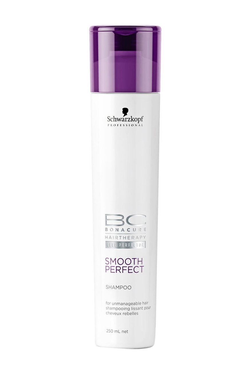 Bonacure Шампунь Идеальная Гладкость Smooth Perfect Shampoo 250 мл1801415 Bonacure Шампунь Идеальная Гладкость Smooth Perfect Shampoo 250 мл1801415Смягчающий шампунь для непослушных, густых и грубых, волнистых или кудрявых волос, нуждающихся в разглаживании и контроле. Мягко очищает и глубоко питает волосы. Формула с маслом абрикосовых косточек способствует улучшению расчесываемости волос, позволяет контролировать даже самые непослушные волосы. Обеспечивает превосходную базу для более продолжительного эффекта гладкости. Для достижения максимального результата рекомендуется использовать в комплексе с кондиционером и; или маскойBC Smooth Perfect.