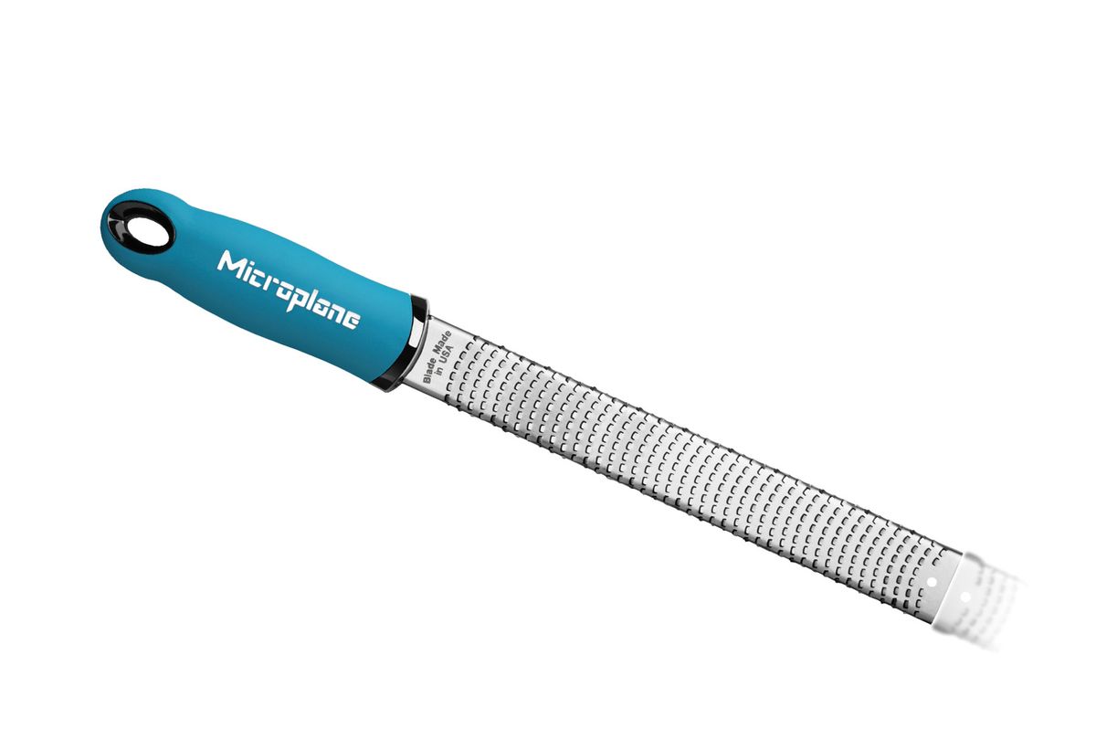 Терка для цедры и сыра Microplane, цвет: стальной, бирюзовый46220 Терка для цедры и сыра Microplane, цвет: стальной, бирюзовый46220Терка Microplane, изготовленная из нержавеющей стали высокой твердости, оснащена мелкими лезвиями ипредназначена специально для натирания твердых сортов сыра типа пармезан, а также для цитрусовой цедры. Изделие оснащено эргономичной ручкой с нескользящим покрытием.Такой уникальный предмет станет незаменимым помощником на вашей кухне и понравится любой хозяйке. Длина терки: 32,5 см.Размер рабочей поверхности: 18,5 х 2,5 см.Microplane – это легендарные американские терки. ПродукциейMicroplane пользуются все известные кулинары и повара всего мира, среди них знаменитый шеф-повар Джейми Оливер. Вся продукция Microplane производится на собственном заводе в США. Для изготовления терок Microplane используют самую качественную нержавеющую сталь. Благодаря уникальному химическому составу стали, продукция Microplane не окисляется и сохраняет большее количество витаминов и полезных веществ в продуктах. Для производства продукции Microplane используются нержавеющие стали высокой твердости, поэтому продукция Microplane не тупится годами. Запатентованный процесс фотогравировки позволяет создать сверхострые лезвия для продукции Microplane.