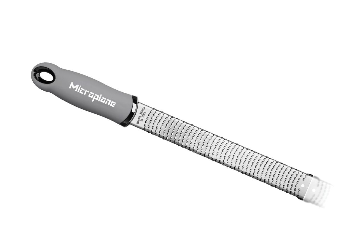 Терка для цедры и сыра Microplane, цвет: стальной, серый46901 Терка для цедры и сыра Microplane, цвет: стальной, серый46901Терка Microplane, изготовленная из нержавеющей стали высокой твердости, оснащена мелкими лезвиями ипредназначена специально для натирания твердых сортов сыра типа пармезан, а также для цитрусовой цедры. Изделие оснащено эргономичной ручкой с нескользящим покрытием.Такой уникальный предмет станет незаменимым помощником на вашей кухне и понравится любой хозяйке. Длина терки: 32,5 см.Размер рабочей поверхности: 18,5 х 2,5 см.Microplane – это легендарные американские терки. ПродукциейMicroplane пользуются все известные кулинары и повара всего мира, среди них знаменитый шеф-повар Джейми Оливер. Вся продукция Microplane производится на собственном заводе в США. Для изготовления терок Microplane используют самую качественную нержавеющую сталь. Благодаря уникальному химическому составу стали, продукция Microplane не окисляется и сохраняет большее количество витаминов и полезных веществ в продуктах. Для производства продукции Microplane используются нержавеющие стали высокой твердости, поэтому продукция Microplane не тупится годами. Запатентованный процесс фотогравировки позволяет создать сверхострые лезвия для продукции Microplane.