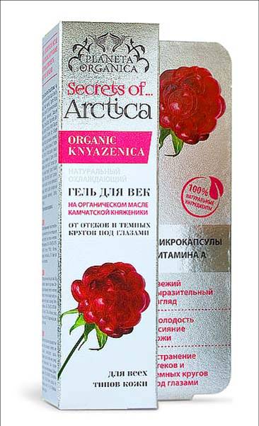 Planeta Organica Secrets of Arctica Гель для век От отеков и кругов охлаждающий, 20 мл071-04-3404 Planeta Organica Secrets of Arctica Гель для век От отеков и кругов охлаждающий, 20 мл071-04-3404Пожалуй, самая благородная северная ягода княженика растет в диких нехоженых районах Камчатки. Собранные в самом соку спелые ягоды княженики превращаются в масло, сохраняющее всю пользу, подаренную дикой арктической природой. Масло камчатской княженики прекрасно тонизирует кожу, насыщает ее витаминами, омолаживает и улучшает внешний вид. Микрокапсулы витамина А удваивают действие природного витаминного комплекса, содержащегося в княженике: метаболизм кожи заметно ускоряется, темные круги исчезают, отеки заметно уменьшаются. Кожа приобретает здоровый сияющий вид. Гель мгновенно освежает и охлаждает кожу вокруг глаз, снимает усталость, уменьшает морщины, укрепляет кожу.Особенности состава: * Органические ингредиенты. Organic Rubus Arcticus Seed Oil* (органическое масло камчатской княженики), Organic Arnica Montana Flower Extract* ( экстракт цветов арники горной), Organic Hamalis Virginia (Witch Hazel) Extract* ( органический экстракт листьев виргинского ореха), + Микрокапсулы витамина А Эффект: Молодой очаровывающий взгляд без отеков и кругов под глазами.