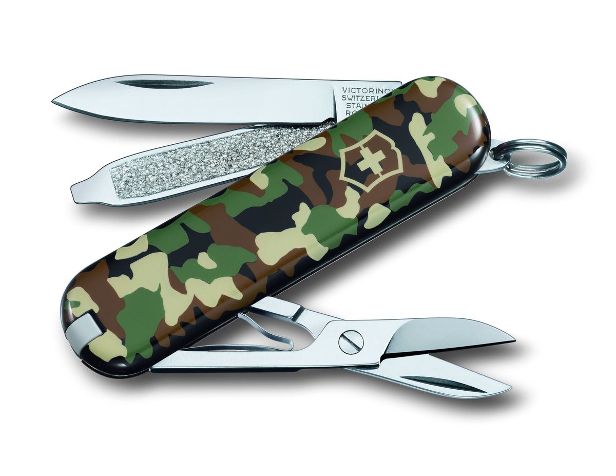 Нож-брелок Victorinox Classic SD, цвет: камуфляж, 7 функций, 5,8 см0.6223.94 Нож-брелок Victorinox Classic SD, цвет: камуфляж, 7 функций, 5,8 см0.6223.94Лезвие складного ножа-брелока Victorinox Classic SD изготовлено из высококачественной нержавеющей стали. Ручка, выполненная из прочного пластика, обеспечивает надежный и удобный хват. Нож имеет компактные размеры и не занимает много места.Хорошее качество, надежный долговечный материал и эргономичная рукоятка - что может быть удобнее на природе или на пикнике!В комплекте чехол, изготовленный из искусственной кожи.Функции ножа:Лезвие.Пилка для ногтей с отверткой.Ножницы.Кольцо для ключей.Пинцет.Зубочистка.Длина ножа в сложенном виде: 5,8 см.Длина ножа в разложенном виде: 9,8 см.