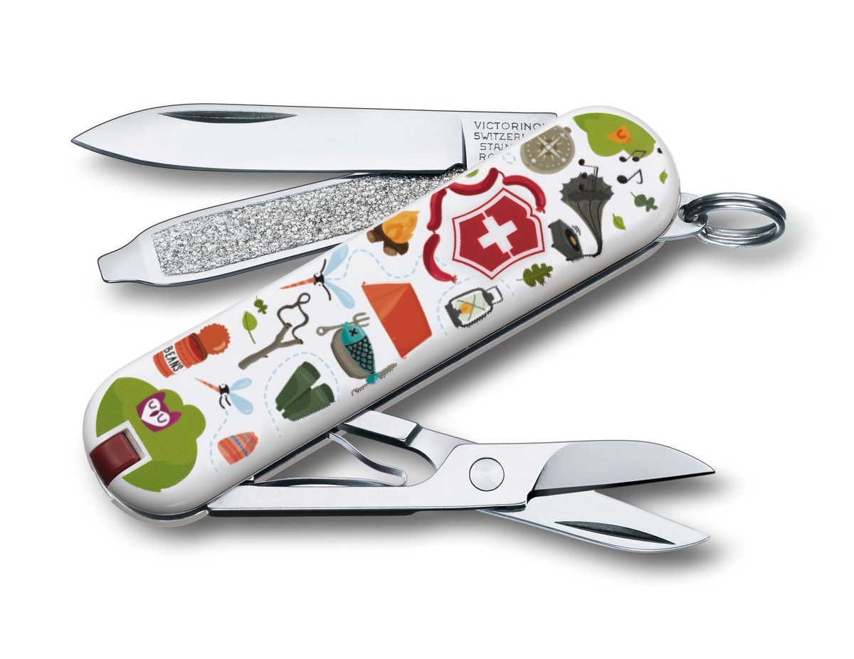 Нож-брелок Victorinox Classic Nature Adventure, цвет: белый, красный, зеленый, 7 функций, 5,8 см0.6223.L1505 Нож-брелок Victorinox Classic Nature Adventure, цвет: белый, красный, зеленый, 7 функций, 5,8 см0.6223.L1505Лезвие складного ножа-брелока Victorinox Classic Nature Adventure изготовлено из высококачественной нержавеющей стали. Ручка, выполненная из прочного пластика, обеспечивает надежный и удобный хват. Нож имеет компактные размеры и не занимает много места.Хорошее качество, надежный долговечный материал и эргономичная рукоятка - что может быть удобнее на природе или на пикнике!В комплекте чехол, изготовленный из искусственной кожи.Функции ножа:Лезвие.Пилка для ногтей с отверткой.Ножницы.Кольцо для ключей.Пинцет.Зубочистка.Длина ножа в сложенном виде: 5,8 см.Длина ножа в разложенном виде: 9,8 см.