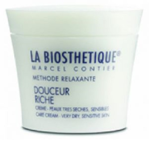 La Biosthetique Обогащенный регенерирующий крем Methode Relaxante для сухой и очень сухой чувствительной кожи, 50 млLB3628 La Biosthetique Обогащенный регенерирующий крем Methode Relaxante для сухой и очень сухой чувствительной кожи, 50 млLB3628Крем создан специально для ухода за чувствительной и очень сухой кожей, моментально смягчает ее и снимает зуд и ощущение стянутости, поскольку содержит Пантенол, который восстанавливает ткани, снимает раздражение, успокаивает кожу и укрепляет ее естественный защитный слой, а также, Медицинское Белое масло, образующее на коже тонкую пленку, не закупоривающую поры, и обеспечивающую дополнительную защиту от агрессивных факторов внешней среды и удерживающую влагу. Базовыми компонентами являются Фитостеролы, повышающие упругость и эластичность кожи, эффективно уплотняющие ее и снимающие воспаление, и Витамин Е- один из самых сильных антиоксидантов, который защищает кожу от свободных радикалов, возникших под воздействием ультрафиолетовых лучей, тем самым помогая предотвратить ее увядание, а также питает, смягчает, снимает микровоспаления и улучшает кровообращение в капиллярах. Средство содержит активные увлажняющие компоненты, заметно улучшает состояние кожи, после чрезмерного пребывания на солнце и воздействия агрессивных погодных явлений, заметно улучшает цвет лица.