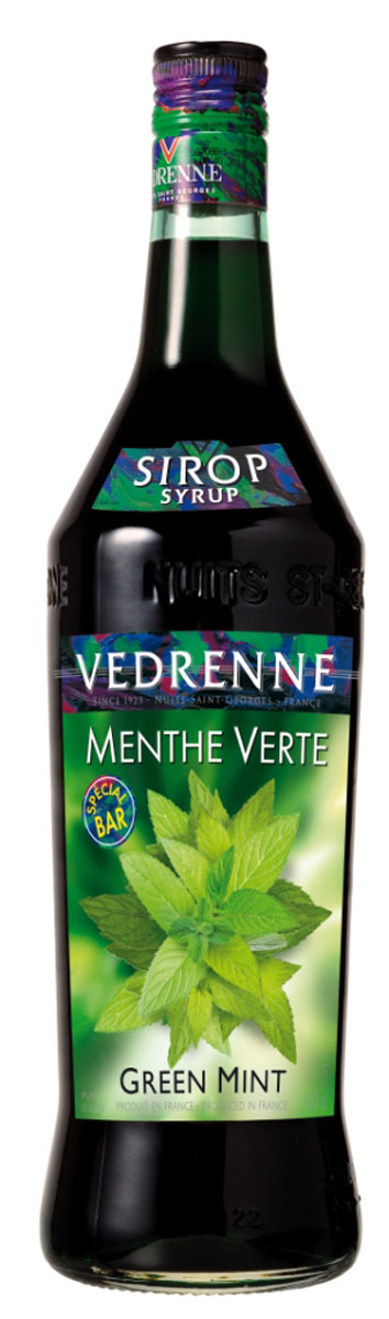Vedrenne Зеленая Мята сироп, 1 лSVDRMV-010B01 Vedrenne Зеленая Мята сироп, 1 лSVDRMV-010B01Сладкий и в то же время освежающий вкус сиропа Зеленая мята позволяет создавать на его основе простые, но очень вкусные прохладительные напитки, не содержащие алкоголя. Мятный сироп в сочетании с содовой или лимонадом освежит и взбодрит в самый жаркий день.Сироп Зеленая мята составит достойную партию не только прохладительным, но и горячим напиткам.Сиропы изготавливаются на основе натурального растительного сырья, фруктовых и ягодных соков прямого отжима, цитрусовых настоев, а также с использованием очищенной воды без вредных примесей, что позволяет выдержать все ценные и полезные свойства натуральных фруктово-ягодных плодов и трав. В состав сиропов входит только натуральный сахар, произведенный по традиционной технологии из сахарозы. Благодаря высокому содержанию концентрированного фруктового сока, сиропы Vedrenne обладают изысканным ароматом и натуральным вкусом, являются эффективным подсластителем при незначительной калорийности. Они оптимизируют уровень влажности и процесс кристаллизации десертов, хорошо смешиваются с другими ингредиентами и способствуют улучшению вкусовых качеств напитков и десертов.Сиропы Vedrenne разливаются в стеклянные бутылки с яркими этикетками, на которых изображен фрукт, ягода или другой ингредиент, определяющий вкусовые оттенки того или иного продукта Vedrenne. Емкости с сиропами Vedrenne герметичны, поэтому не позволяют содержимому контактировать с микроорганизмами и другими губительными внешними воздействиями. Кроме того, стеклянные бутылки выглядят оригинально и стильно.В настоящее время компания Vedrenne считается одним из лучших производителей высококлассных сиропов, отличающихся натуральным вкусом, а также насыщенным ароматом и глубокимцветом. Фруктовые сиропы Vedrenne пользуются большой популярностью не только во Франции (где их широко используют как в сегменте HoReCa, так и в домашних условиях), но и экспортируются более чем в 50 стран мира. Цвет: насыщенно изумрудныйАромат: утонченный, легкий, освежающийВкус: гармоничный, сладковатый вкус с тоном перечной мятыРецепт коктейля Ядовитая МятаИнгредиенты:20 мл сиропа Vedrenne Зеленая Мята;10 мл абсента;20 мл самбуки.Способ приготовления:В шот сначала добавить самбуку с сиропом и коктейльной ложечкой, перемешивать до образования однородной жидкости, далее аккуратно сделать слой из абсента. Абсент поджечь. Пить через трубочку.