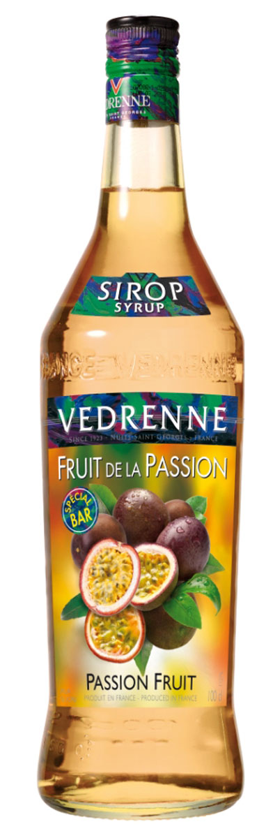 Vedrenne Маракуя сироп, 1 лSVDRFP-010B01 Vedrenne Маракуя сироп, 1 лSVDRFP-010B01Сироп Маракуйя входит в число весьма своеобразных, экзотических добавок для различных напитков и десертов. Восхитительный аромат тропического фрукта делает данный сироп оригинальным и неповторимым. Сироп из маракуйи отличается ярким оранжево-желтым цветом, изящным ароматом и свежим вкусом спелых тропических фруктов. Если за окном серые будни, а в жизни так не хватает ярких красок, то сироп Маракуйя - это то, что вам сейчас необходимо! Всего пара чайных ложек этого лакомства - и ваш любимый напиток превратится в сказочный коктейль, а вы перенесетесь на песчаный пляж, под тень пальмового дерева. Маракуйя также известна как фрукт страсти. Данное название особенно удачно передает представление о чувственном и в то же время легком аромате этого плода.Сироп Маракуйя можно найти в ассортименте многих современных производителей. Качественные сиропы изготавливаются на основе очищенной воды с добавлением натурального сока маракуйи или фруктового пюре, без усилителей вкуса и других искусственных наполнителей. Индикатором отменного качества сиропа служит естественный фруктовый вкусоаромат, без намека на химию.Сироп Маракуйя в руках профессионального бариста или бармена сироп из маракуйи является превосходным средством для расширения меню dашего заведения. На основе данного сиропа можно приготовить массу оригинальных алкогольных и безалкогольных коктейлей. По словам экспертов, сироп Маракуйя особенно хорош в дуэте с ананасовым соком, а также с водкой или белым ромом.Сиропы изготавливаются на основе натурального растительного сырья, фруктовых и ягодных соков прямого отжима, цитрусовых настоев, а также с использованием очищенной воды без вредных примесей, что позволяет выдержать все ценные и полезные свойства натуральных фруктово-ягодных плодов и трав. В состав сиропов входит только натуральный сахар, произведенный по традиционной технологии из сахарозы. Благодаря высокому содержанию концентрированного фруктового сока, сиропы Vedrenne обладают изысканным ароматоми натуральным вкусом, являются эффективным подсластителем при незначительной калорийности. Они оптимизируют уровень влажности и процесс кристаллизации десертов, хорошо смешиваются с другими ингредиентами и способствуют улучшению вкусовых качеств напитков и десертов.Сиропы Vedrenne разливаются в стеклянные бутылки с яркими этикетками, на которых изображен фрукт, ягода или другой ингредиент, определяющий вкусовые оттенки того или иного продукта Vedrenne. Емкости с сиропами Vedrenne герметичны и поэтому не позволяют содержимому контактировать с микроорганизмами и другими губительными внешними воздействиями. Кроме того, стеклянные бутылки выглядят оригинально и стильно.В настоящее время компания Vedrenne считается одним из лучших производителей высококлассных сиропов, отличающихся натуральным вкусом, а также насыщенным ароматом и глубокимцветом. Фруктовые сиропы Vedrenne пользуются большой популярностью не только во Франции (где их широко используют как в сегменте HoReCa, так и в домашних условиях), но и экспортируются более чем в 50 стран мира. Сладкоежки придут в восторг от восхитительного вкуса этого тропического сиропа - различные виды выпечки, кондитерских изделий, а также мармелад и мороженое приобретут новые вкусовые оттенки благодаря сиропу. Сироп Маракуйя - это также великолепная добавка для кофе, лимонада, содовой или холодного чая.Состав маракуйи - настоящая сокровищница, наполненная полезными минеральными веществами, в том числе калием, железом, медью, фтором, кальцием, натрием и т. д. Более того, данный фрукт богат витаминами групп В, С, Е и РР. Такое соотношение питательных веществ делает маракуйю ценным продуктом для человеческого здоровья. Этот тропический фрукт известен как эффективное средство для улучшения состояния кожных покровов, нормализации работы сердца и нервной системы, а также для профилактики онкологических заболеваний. В древности соками из маракуйи лечили сильный жар, мигрень, астму и бессонницу.Цвет: светлого цветочного медаАромат: утонченный, нежный, экзотическийВкус: элегантный, фруктовый, сочный вкус мякоти маракуйиРецепт коктейля Люди ЖемчугаИнгредиенты:15 мл сиропа Vedrenne Маракуйя;30 мл темного рома;15 мл сока лимона;15 мл ананасового сока;лёд.Способ приготовления:Смешать все ингредиенты в шейкере со льдом. Процедить в бокал. Украсить половинкой маракуйи.