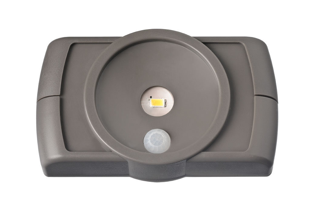 Светильник MrBeams MB860, беспроводной, с датчиками движения и освещенности, LED подсветка рабочей зоны, 35 люмен, коричневый, 4 х ААMB860 Светильник MrBeams MB860, беспроводной, с датчиками движения и освещенности, LED подсветка рабочей зоны, 35 люмен, коричневый, 4 х ААMB860Беспроводной LED светильник с датчиками движения и освещенности Варианты применения: для использования внутри помещения. Подсветка в любом нужном месте - кухня, гардеробная, кладовка, мастерская, мебель. Яркость: 35 люмен, Цвет Белый (4000K)Площадь освещения: 1 кв. метрДатчик движения: дистанция срабатывания: 1- 2 метра Датчик освещенности: активация работы светильника только в темнотеТаймер отключения при отсутствии движения: регулируемый 20/60 секунд.Время работы на одном комплекте батареек: 1 год работы ежедневного типового использования или до 25 часов непрерывной работыПитание: 4 щелочные батарейки типа АА (1.5 В) Простота монтажа/демонтажа: Крепление двусторонней липкой лентой или саморезами (в комплекте).Безопасность: Отсутствие электрической проводки, корпус защищен от случайного проникновения маленьких детей.Надежность: срок службы LED до 30000 часов. Высококачественный пластик с защитой от ультрафиолетовых лучей – не выгорает под солнцем.Размеры (Ш*В*Г): 11,2 * 6,6 * 2,5 смВес: 29 г (без батареек)