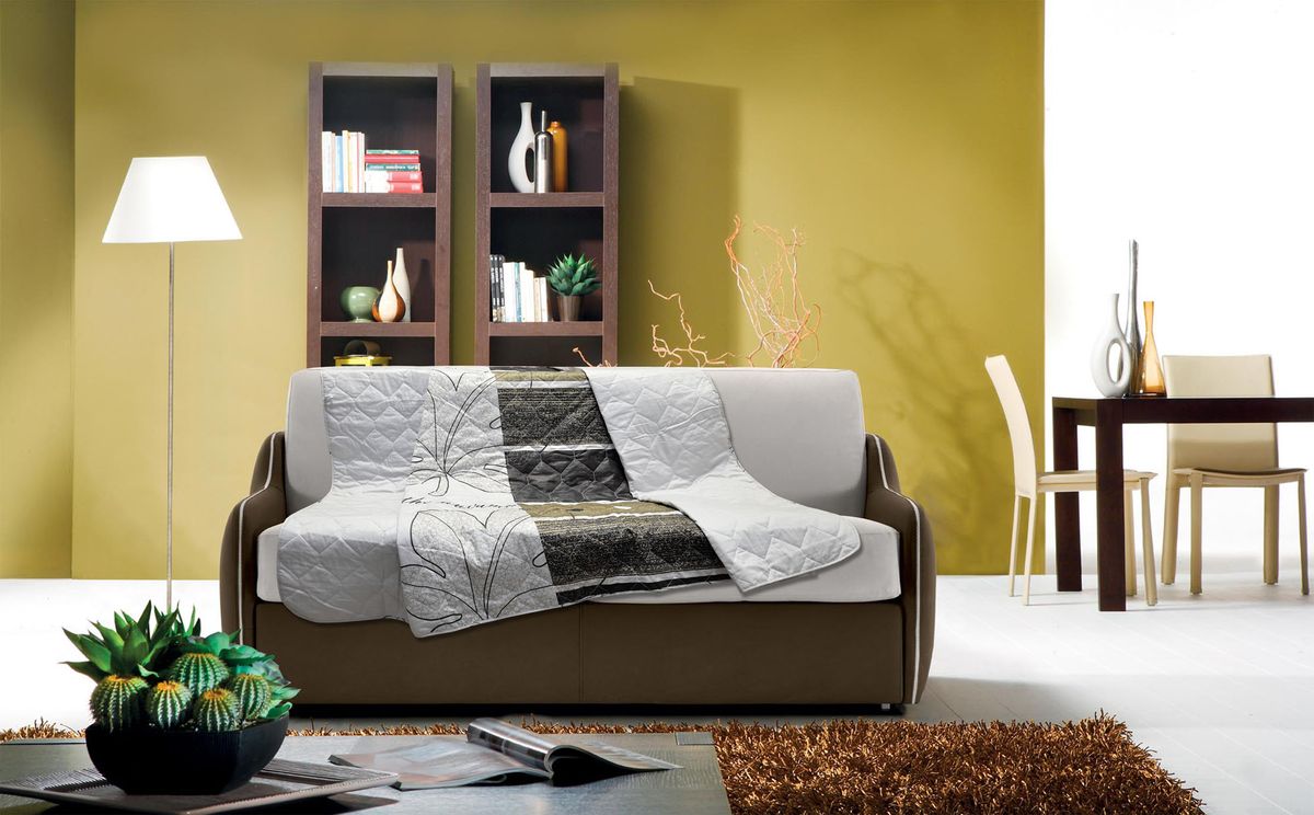 Покрывало стеганое Коллекция Европа, двустороннее, 150 х 210 смОПСД/150*210Е Покрывало стеганое Коллекция Европа, двустороннее, 150 х 210 смОПСД/150*210ЕСтеганое покрывало Коллекция Европа выдержано в стиле классических европейских дизайнов. Ткань верха выполнена из сатина (100% хлопок) с ярким абстрактным принтом. Внутри - наполнитель из синтепона (100% полиэстер). Покрывало окантовано и имеет двустороннюю фигурную стежку, которая равномерно удерживает наполнитель внутри и не позволяет ему скатываться. Благодаря мягкой и приятной текстуре, глубокому и насыщенному цвету, покрывало станет модной, практичной и уютной деталью вашего интерьера.