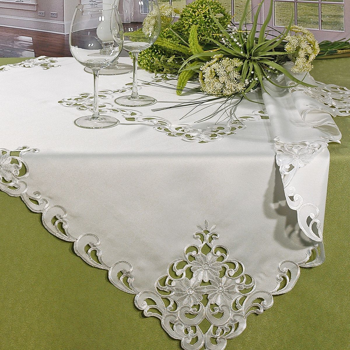 Скатерть Schaefer, квадратная, цвет: белый, 100 см х 100 см. 07195-10207195-102 Скатерть Schaefer, квадратная, цвет: белый, 100 см х 100 см. 07195-10207195-102Квадратная скатерть Schaefer, выполненная из полиэстера, станет изысканным украшением стола. Изделие декорировано изящной перфорацией по краю. За текстилем из полиэстера очень легко ухаживать: он не мнется, не садится и быстро сохнет, легко стирается, более долговечен, чем текстиль из натуральных волокон.Изделие прекрасно послужит для ежедневного использования на кухне или в столовой, а также подойдет для торжественных случаев и семейных праздников. Стильный дизайн и качество исполнения сделают такую скатерть отличным приобретением для дома. Это текстильное изделие станет элегантным украшением интерьера!