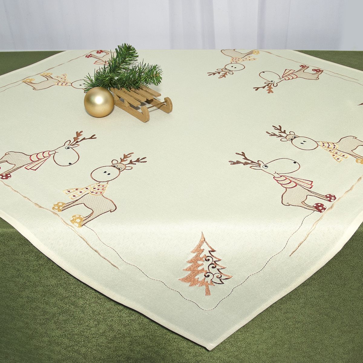 Скатерть Schaefer, квадратная, цвет: бежевый, 85 x 85 см 07672-10007672-100 Скатерть Schaefer, квадратная, цвет: бежевый, 85 x 85 см 07672-10007672-100Квадратная скатерть Schaefer, выполненная из полиэстера, станет украшением новогоднего стола. Изделие декорировано оригинальной вышивкой в виде оленей, елок и снежинок. За текстилем из полиэстера очень легко ухаживать: он легко стирается, не мнется, не садится и быстро сохнет, более долговечен, чем текстиль из натуральных волокон.Использование такой скатерти сделает застолье торжественным, поднимет настроение гостей и приятно удивит их вашим изысканным вкусом. Это текстильное изделие станет изысканным украшением вашего дома!