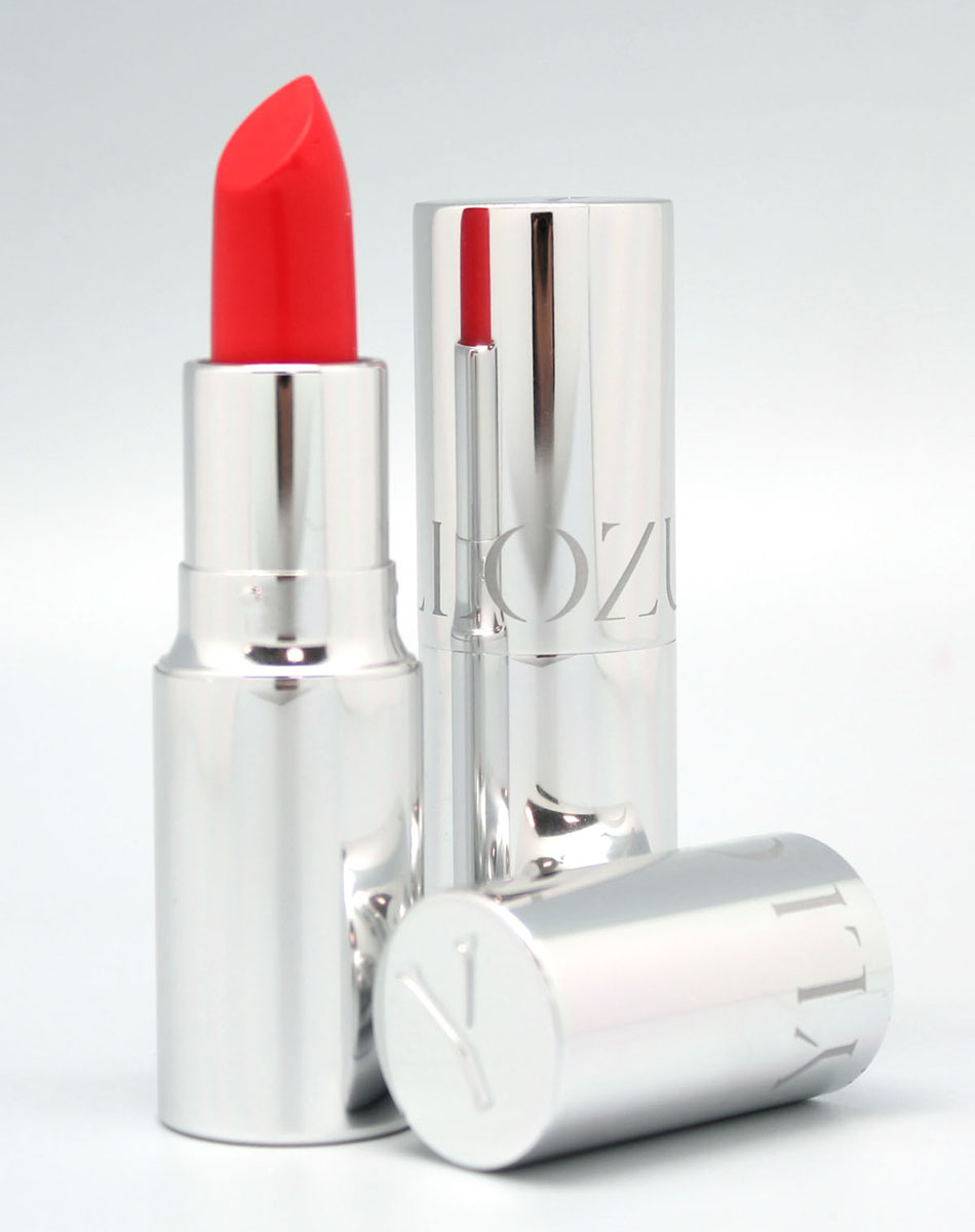 YZ Губная помада ROUGE PUR, тон 26, 4,5 г1026 YZ Губная помада ROUGE PUR, тон 26, 4,5 г1026Классическая помада для губ, сочетающая в себе свойства декоративного, ухаживающего и защитного средства. Сложные, благородные оттенки помад этой серии удовлетворяют требованиям самого изысканного макияжа. Масла и увлажняющие компоненты деликатно ухаживают за нежной кожей губ, защищая ее от сухости. Система новейших скользящих соединений в составе Rouge а Lиvres Rouge Pur обеспечивает идеальное нанесение и полную однородность цветового покрытия. Мягкая, неощутимая на губах помада содержит уникальный комплекс красящих веществ, соединяющихся с естественным пигментом губ и усиливающих со временем их природную яркость.В состав помады входят так же два дополняющих друг друга линейных полимера. Один из них образует при нанесении абсолютно гладкое покрытие, выравнивающее рельеф кожи губ, а другой – создает защитную пленку, обеспечивающую стойкость помады и защищающую губы от обветривания и потери естественной влаги. В результате, яркие и нежные губы не только великолепно выглядят, но и целый день пребывают в условиях защищенности и абсолютного комфорта.