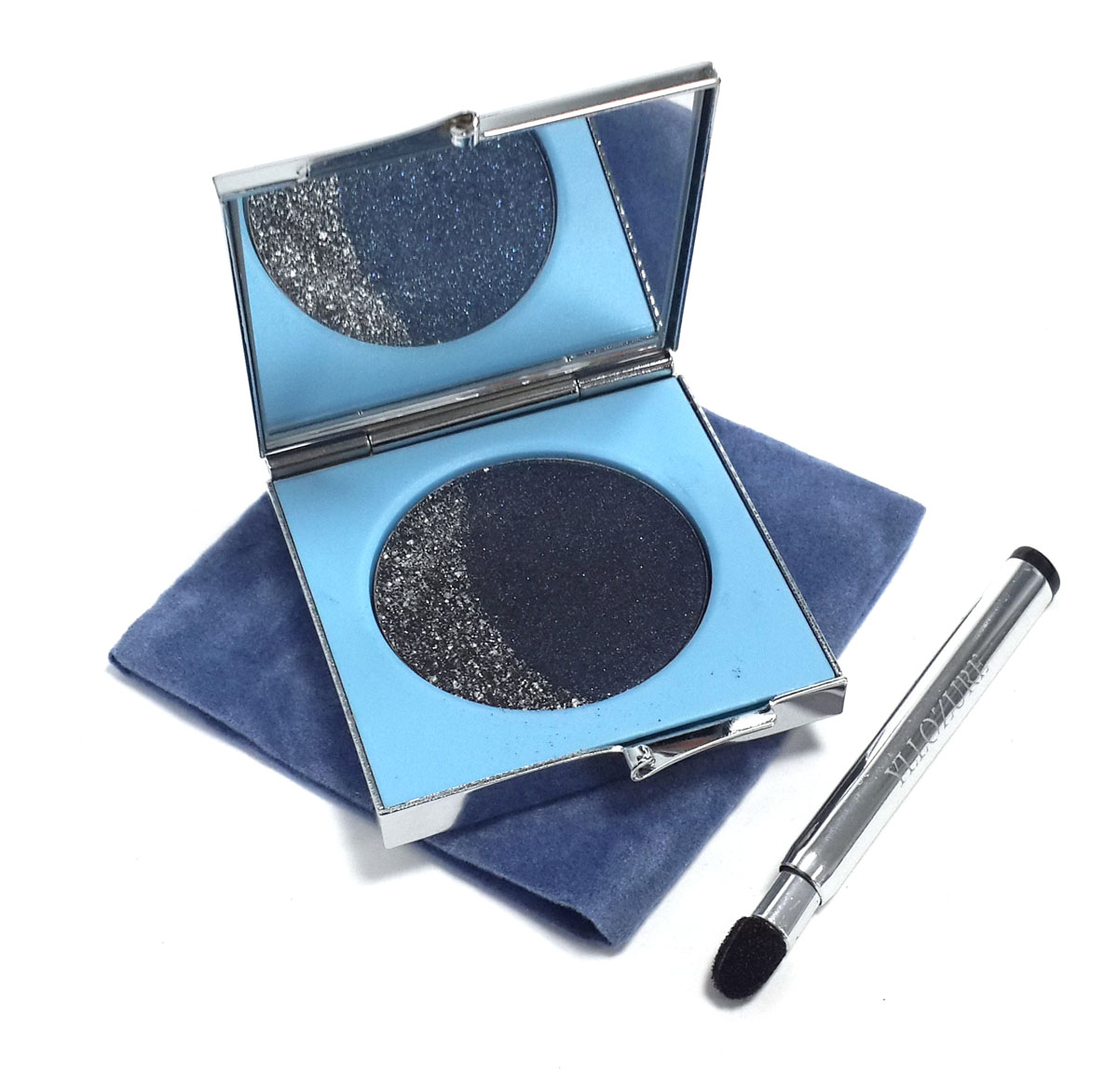 YZ Тени для век Moon Eclipse, тон 03, 3 г3703 YZ Тени для век Moon Eclipse, тон 03, 3 г3703Эта серия теней называется Moon Eclipse (Eclipse De Line) — «Лунное затмение» — по форме расположения двух оттенков, действительно напоминающих эффект лунного затмения. В палитре этой серии десять видов двухцветных теней, от нейтральных до тёмных, насыщенных. Тени очень хорошо ложатся на веко, растушёвываются, не осыпаются. Наносить можно и кистью, и спонжем. Тени дают равномерное покрытие даже без базы, стойкость тоже отличная. Оттенки очень многофункциональные, их можно смешивать друг с другом, накладывать послойно, сочетать с разными тенями, с подводками, использовать на карандашную подложку и так далее… Для меня в последнее время эта палетка стала любимой для дневного макияжа глаз. Жемчужно-перламутровая текстура, светлые, свежие, холодные оттенки — очень красиво освежают взгляд.