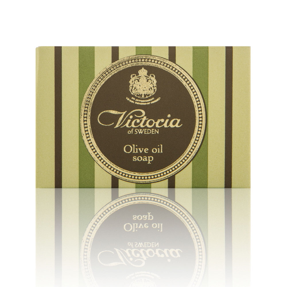 Victoria Soap Victoria Olive Oil Soap Оливковое мыло для тела, 100 г090919 Victoria Soap Victoria Olive Oil Soap Оливковое мыло для тела, 100 г090919Роскошное королевское мыло с густой бархатной пеной на основе красного пальмового масла и масла плодов оливкового дерева с высоким содержанием липидов дарит чувство комфорта и увлажненности. Благодаря таким компонентам мыло не пересушивает кожу во время мытья, что является залогом красоты и здоровья Вашей кожи.При регулярном использовании нормализует функцию сальных желез, новые воспаления будут появляться реже. После принятия ванны, вы будете наслаждаться мягкой и гладкой кож ей.