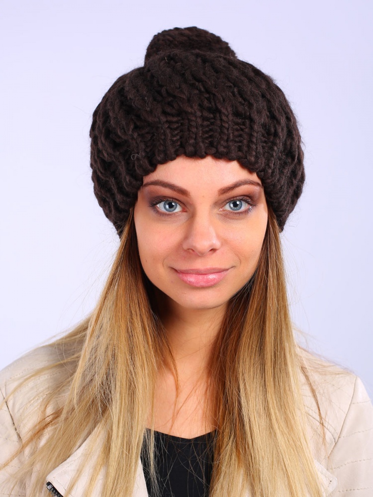Шапка женская Venera, цвет: коричневый. 9803687-19. Размер универсальный9803687-19 Шапка женская Venera, цвет: коричневый. 9803687-19. Размер универсальный9803687-19Вязаная женская шапка Venera отлично дополнит ваш образ в холодную погоду. Модель с широкой резинкой, из мягкой пряжи, выполнена простой крупной вязкой. Сочетание используемых материалов максимально сохраняет тепло и обеспечивает удобную посадку. Теплая шапка с помпоном станет отличным дополнением к вашему осеннему или зимнему гардеробу, в ней вам будет уютно и тепло!