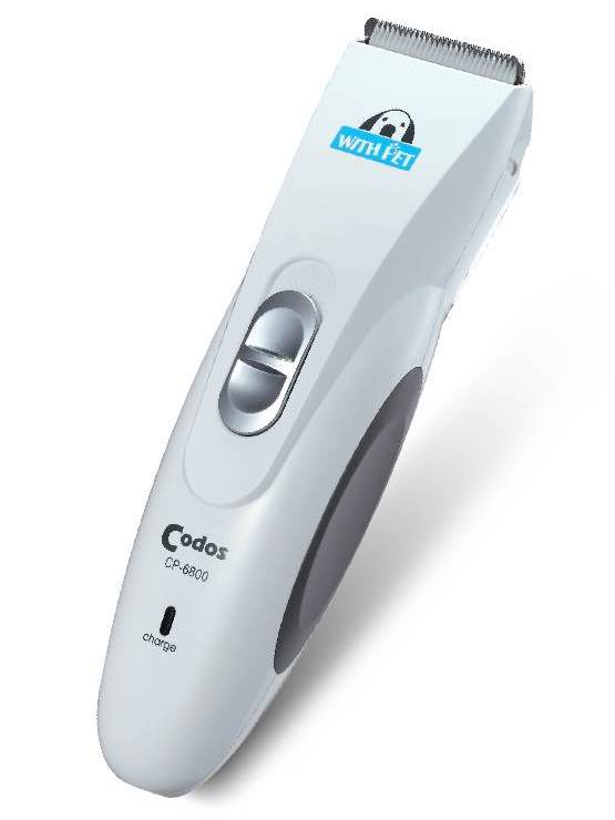 Машинка для стрижки животных Codos CP-6800325002 Машинка для стрижки животных Codos CP-6800325002Машинка Codos CP-6800 имеет 2 скорости работы, вторая скорость на 15% выше. Машинка с низким уровнем шума, что дает возможность снизить уровень тревожности у животного во время стрижки. Эту машинку можно использовать в беспроводном режиме, работает от аккумулятора до 40 минут или от сети 220V (длина провода 290 см).Подходит для домашнего и салонного использования. Идеально подходит для использования в ветеринарных клиниках. Нож/лезвие: 0,8 мм.Ширина ножа 40 мм. Нержавеющая сталь отличного качества, движущаяся часть ножа - керамика. Нож съемный, легко чистится и заменяется на новый в случае необходимости, легко справляется с любой шерстью и даже с самой мягкой шерстью и колтунами кошек.