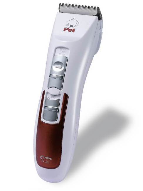 Машинка для стрижки животных Codos CP-9580325005 Машинка для стрижки животных Codos CP-9580325005Машинка Codos CP-9580 - это новая усовершенствованная версия модели CP-9500. От предшественника ее отличает:более эргономичный дизайн – удобнее стало менять аккумулятор, и переключатель длины лезвия теперь находится рядом с кнопкой включения, что делает работу комфортнее. Низкий уровень шума.В комплект входит дополнительный аккумулятор; длительный период работы без подзарядки (60 минут); аккумулятор можно заряжать автономно, (Вы просто меняете аккумуляторы местами, один на подзарядку подключаете в сеть, на втором аккумуляторе работаете без проводов); в случае необходимости машинка работает от сети ( длина провода 2,5 метра); Сетевой кабель. Острый регулируемый нож - сталь/ керамика – 4 положения длины (1-3 мм длина стриженной шерсти); ширина ножа - 45 мм.Вес машинки всего 228 гр.