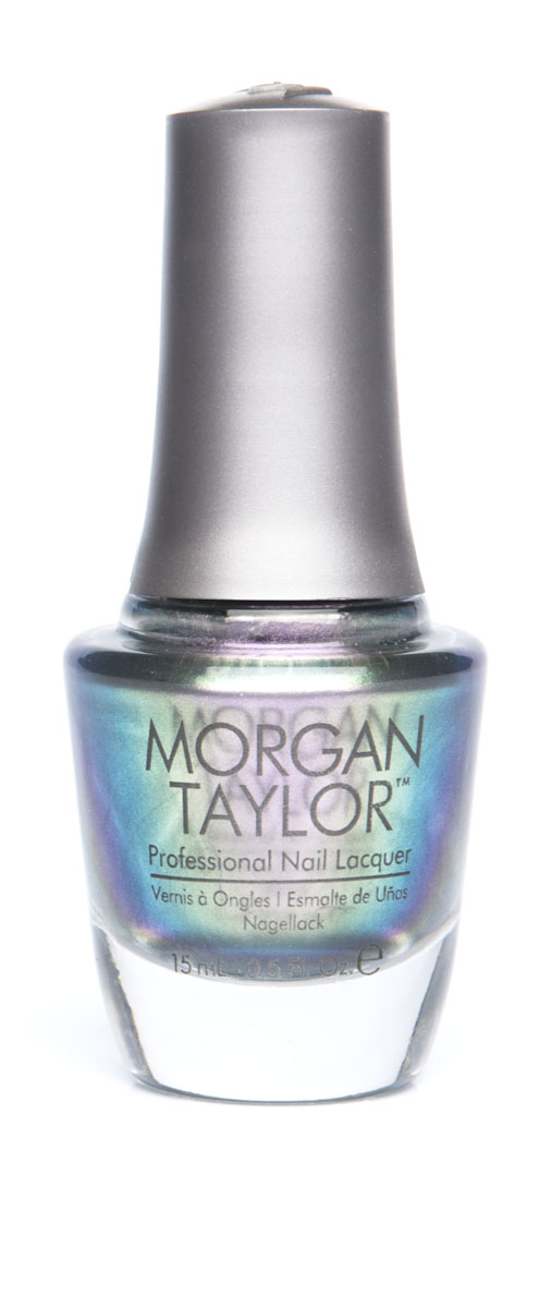 Morgan Taylor Лак для ногтей Little Misfit/Маленькая негодница, 15 мл50111 Morgan Taylor Лак для ногтей Little Misfit/Маленькая негодница, 15 мл50111Лавандово-изумрудный дуохром в серебристой базе.Эксклюзивная коллекция Morgan Taylor™ насыщена редкими и драгоценными составляющими. Оттенки основаны на светящихся жемчужинах, оловянных сплавах, мерцающем серебре и лучезарном золоте. Все пигменты перетерты в мельчайшую пыль и используются без разбавления другими красителями: в итоге лак получается благородным и дорогим.Наша обязанность перед мастером маникюра — предложить безопасное профессиональное цветное покрытие. Именно поэтому наши лаки являются BIG3FREE: не содержат формальдегида, толуола и дибутилфталата.В работе с клиентом лак должен быть безупречным — от содержимого флакона до удобства нанесения. Индивидуальный проект и дизайн — сочетание удобства в работе и оптимального веса флакона. Кристально-прозрачное итальянское стекло — это качество стекла позволяет вам видеть цвет лака без искажений, поэтому вопрос выбора цветного покрытия клиентом и мастером решается быстро и с легкостью. Удобный колпачок — воздушный, почти невесомый, он будто создан, чтобы вы держали его пальцами рук при нанесении лака. Особенная кисть — очень тонкие волоски кисти позволят вам почувствовать себя настоящим художником и наносить лак гладко и равномерно.