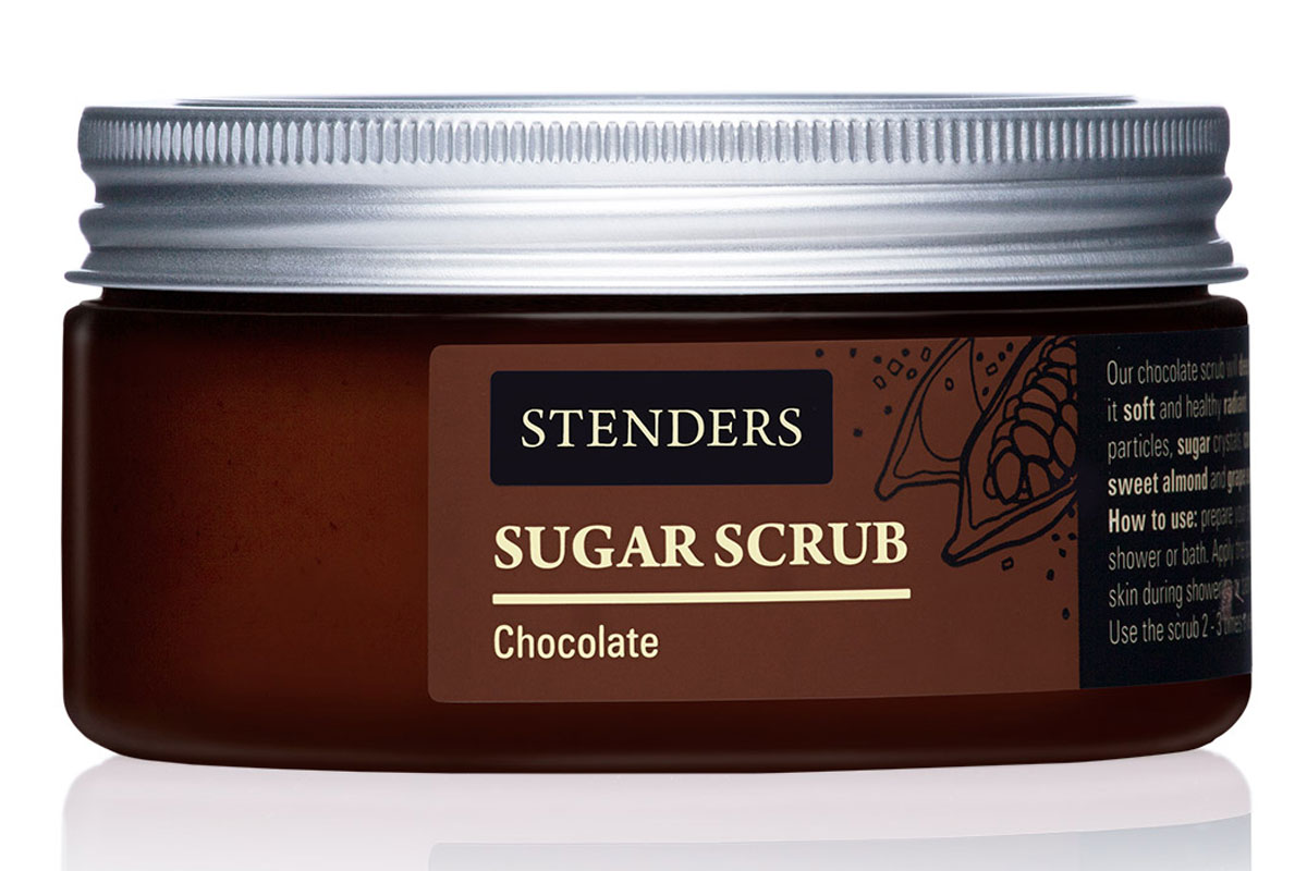 Stenders Сахарный скраб Южный шоколад, 250 гCK05144 Stenders Сахарный скраб Южный шоколад, 250 гCK05144Этот бодрящий скраб для тела с кристаллами сахара очистит вас от городской серости. Почувствуйте, как частички бодрящего кофе массируют вашу кожу, возвращая ее упругость. Ценные натуральные масла мгновенно смягчают кожу, даря ей бархатистую нежность. Дуэт ароматов кофе и какао наполнит вас энергией для насыщенного дня.Ароматный кофе чаще всего встречается в ежеутренней чашечке кофе, однако мы знаем – он полезен и для вашей кожи. Подготовленные нами частицы молотого кофе великолепно очистят кожу от отмерших клеток и взбодрят вас сильным, таким знакомым ароматом кофе. Масло абрикосовой косточки богато витамином А и минеральными веществами, которые смягчают и увлажняют. С каждым прикосновением масло бережно ухаживает за вашей кожей, снижая риск появления морщинок. Масло абрикосовых косточек придаст коже здоровый и сияющий внешний вид. Масло виноградных косточек особенно хорошо тем, что содержит ненасыщенные жирные кислоты в большой концентрации. Оно придаст жизненную силу вашей коже, тщательно увлажняя и смягчая ее. Питательное масло сладкого миндаля великолепно в косметике, поскольку является полезным даже для самой чувствительной кожи. Оно абсолютно легко впитывается в вашу кожу, смягчая ее.