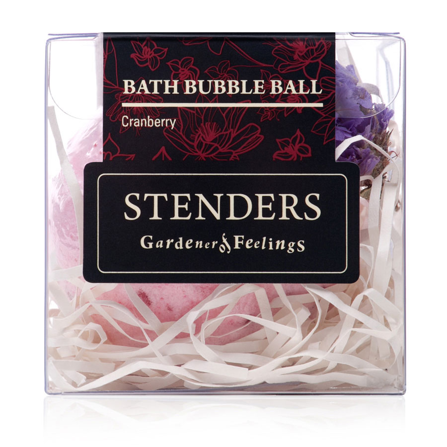 Stenders Бурлящий шар Клюквенный, 125 гSISBB07 Stenders Бурлящий шар Клюквенный, 125 гSISBB07Ваши любимые бурлящие шары, упакованные в красивую коробку - готовы удивлять и радовать. Этот изготовленный заботливыми руками бурлящий шар для ванны наполнит помещение бодрым ароматом алых ягод, напоминая вам о красоте северной природы. Пока вы наслаждаетесь купанием в ванне, морская соль взбодрит вашу кожу, масло виноградных косточек сделает ее мягкой и гладкой, а ценный экстракт клюквы поможет ей восстановиться. Утонченный дизайнерский аромат в сочетании с эфирным маслом можжевельника украсит помещение и вашу кожу запахами северного леса.Уникальный состав клюквы придает ее экстракту очень ценные свойства: он богат витамином С и антиоксидантами и стимулирует естественные процессы обновления кожи. Масло виноградных косточек особенно хорошо тем, что содержит ненасыщенные жирные кислоты в большой концентрации. Оно придаст жизненную силу вашей коже, тщательно увлажняя и смягчая ее. Кристаллы соли моря богаты ионами кальция, калия и натрия. Эти вещества очистят вашу кожу и укрепят ногти. Релаксирующая ванна с солью помогает регулировать уровень влаги в клетках, устраняя припухлость и снимая усталость.