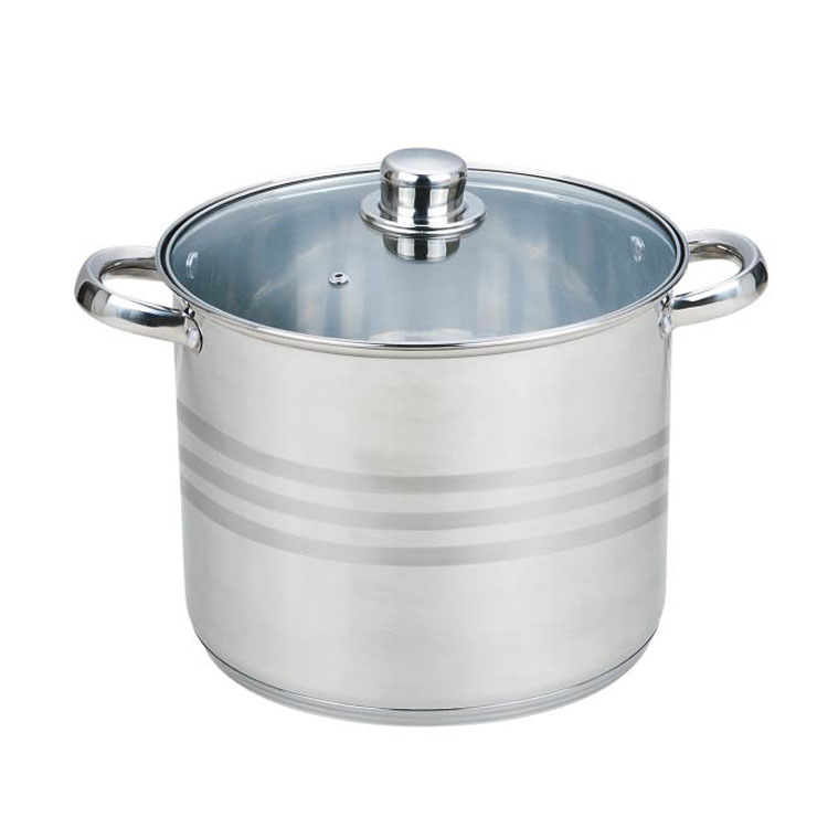 Кастрюля Mayer & Boch с крышкой, 10,6 л. 2406024060 Кастрюля Mayer & Boch с крышкой, 10,6 л. 2406024060Кастрюля Mayer & Boch изготовлена из высококачественной нержавеющей стали. Комбинацияматовой и зеркальной полировки внешнего покрытия придает изделию особо эстетичный вид. Внутренняя гладкая поверхность легко чистится - можно мыть в воде руками или протиратьполотенцем. Кастрюля имеет многослойное термоаккумулирующее дно, которое обеспечивает наилучшее распределение тепла. Прозрачная крышка, выполненная из термостойкого стекла, позволяет следить за процессом приготовления пищи. Ручки из нержавеющей стали надежно крепятся к корпусу.Подходит для всех типов плит, включая индукционные. Можно мыть в посудомоечной машине. Диаметр: 26 см.Высота стенки: 19,8 см. Ширина (с учетом ручек): 35 см.Толщина стенки: 0,6 мм.Толщина дна: 4 мм.