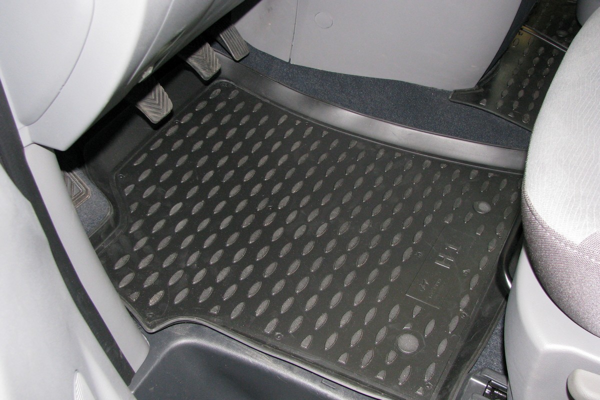 Набор автомобильных ковриков Novline-Autofamily для Hyundai New H-1 2007-, в салон, 4 штNLC.20.26.210k Набор автомобильных ковриков Novline-Autofamily для Hyundai New H-1 2007-, в салон, 4 штNLC.20.26.210kНабор автомобильных ковриков Novline-Autofamily, изготовленный из полиуретана, состоит из 4 ковриков, которые учитывают все особенности каждой модели автомобиля и полностью повторяют контуры пола. Полиуретановые автомобильные коврики для салона произведены из высококачественного материала, который держит форму, прочный и не пачкает обувь. Коврики в салон не только улучшат внешний вид салона вашего автомобиля, но и надежно уберегут его от пыли, грязи и сырости, а значит, защитят кузов от коррозии. Полиуретановые коврики для автомобиля гладкие, приятные и не пропускают влагу. Ковры для автомобилей надежно крепятся на полу и не скользят, что очень важно во время движения. Чистятся коврики очень просто: как при помощи автомобильного пылесоса, так и различными моющими средствами. Набор подходит для Hyundai New H-1 с 2007 года выпуска.