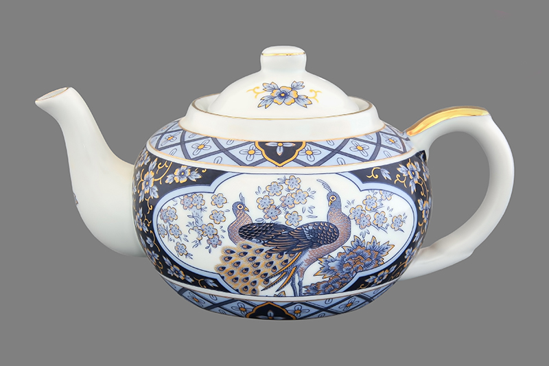 Чайник заварочный Elan Gallery Синий павлин, с ситом, 400 мл200035 Чайник заварочный Elan Gallery Синий павлин, с ситом, 400 мл200035Заварочный чайник Elan Gallery Синий павлин изготовлен из высококачественной керамики с гладким глазурованным покрытием. Изделие декорировано красочным изображением павлинов и золотистой эмалью. Чайник снабжен съемным металлическим ситечком, удобной ручкой и широким носиком. В основании носика расположены фильтрующие отверстия от попадания чаинок в чашку. Изысканный заварочный чайник украсит сервировку стола к чаепитию. Благодаря красивому утонченному дизайну и качеству исполнения он станет хорошим подарком друзьям и близким.Диаметр (по верхнему краю): 6,5 см. Высота чайника (без учета крышки): 7 см.