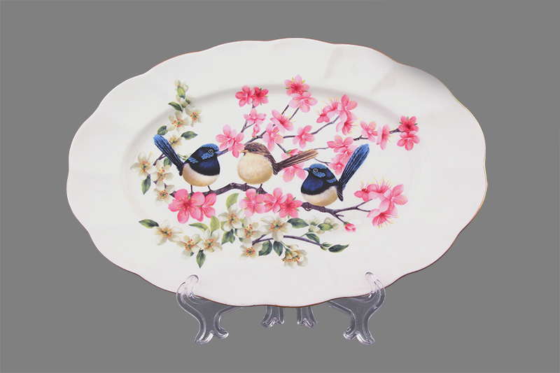 Блюдо Elan Gallery Райские птички, 25 х 16,5 х 2 см420041 Блюдо Elan Gallery Райские птички, 25 х 16,5 х 2 см420041Овальное блюдо Elan Gallery Райские птички изготовлено из высококачественной керамики и украшено изящным рисунком в виде птичек, сидящих на ветках. Большое овальное блюдо - необходимая вещь при застолье. Вы можете использовать его для закусок, сырной нарезки, колбасных изделий и, конечно, горячих блюд. Изумительное сервировочное блюдо станет изысканным украшением вашего праздничного стола.Изделие упаковано в подарочную упаковку, идеальный подарок для ваших близких!