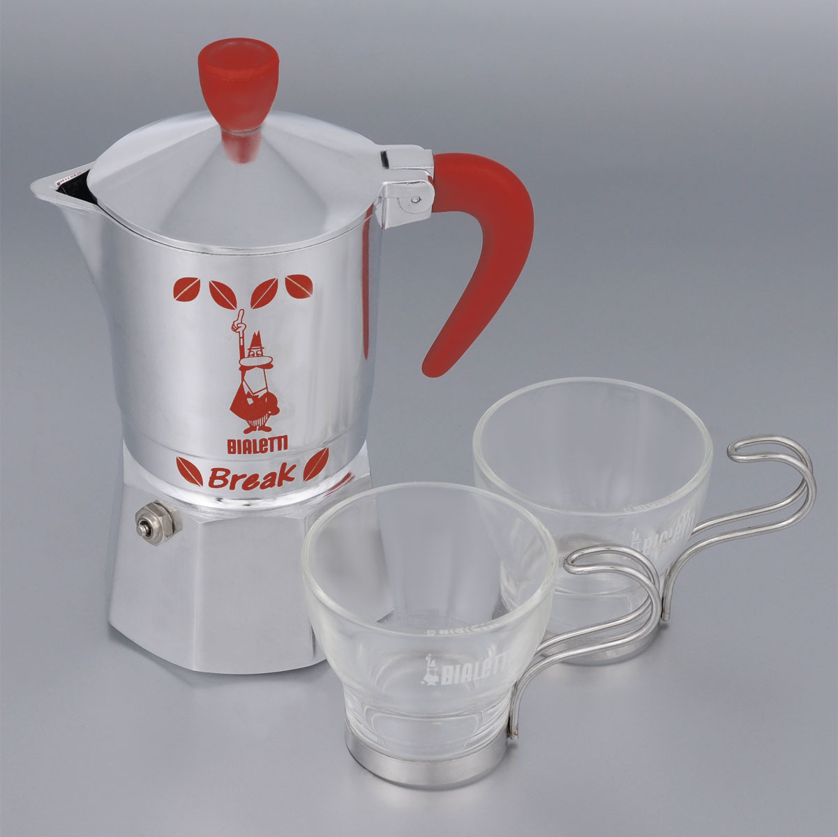 Набор посуды Bialetti Break and Marocchino, 3 предмета5160 Набор посуды Bialetti Break and Marocchino, 3 предмета5160Набор посуды Bialetti Break and Marocchino включает в себя гейзерную кофеварку и 2 кофейные чашки.Компактная гейзерная кофеварка изготовлена из высококачественного алюминия. Объема кофе хватает на 2 чашки. Изделие оснащено удобной ручкой из нейлона и клапаном давления.Кружки выполнены из высококачественного стекла и оснащены металлическими ручками.Принцип работы такой гейзерной кофеварки - кофе заваривается путем многократного прохождения горячей воды или пара через слой молотого кофе. Удобство кофеварки в том, что вся кофейная гуща остается во внутренней емкости. Гейзерные кофеварки пользуются большой популярностью благодаря изысканному аромату. Кофе получается крепкий и насыщенный. Теперь и дома вы сможете насладиться великолепным эспрессо. Подходит для газовых, электрических и стеклокерамических плит. Нельзя мыть в посудомоечной машине. Высота кофеварки: 18 см.Диаметр дна кофеварки: 7,8 см.Диаметр кружек по верхнему краю: 6,6 см.Диаметр дна кружек: 4,5 см.Высота кружек: 6 см.Объем кофеварки: 250 мл.Объем чашки: 125 мл.