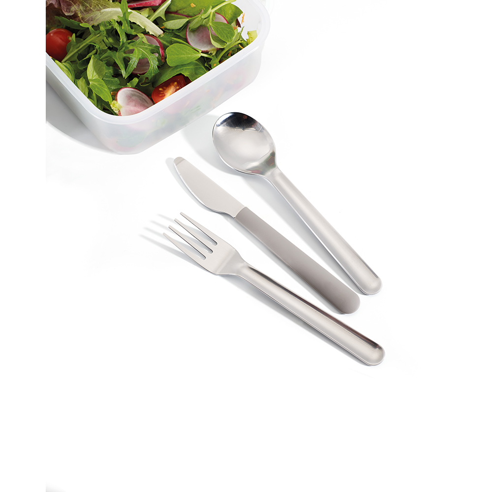 Набор столовых приборов Joseph Joseph GoEat Cutlery Set, цвет: серый, 4 шт81034 Набор столовых приборов Joseph Joseph GoEat Cutlery Set, цвет: серый, 4 шт81034Обычно, чтобы съесть обед из контейнера где-то вне дома, мы используем одноразовые пластиковые приборы, которые не всегда хорошо справляются с задачей, к тому же это зачастую неудобно и даже вредно. Не нужно выбирать между удобством и качеством - и то, и другое сочетается в наборе Joseph Joseph GoEat Cutlery Set из нержавеющей стали. Он включает в себя нож с магнитной рукояткой, вилку и ложку, выглядит стильно, достаточно компактен. Также к набору прилагается специальный силиконовый чехол для удобной переноски и содержания приборов в чистоте до и после использования.Можно мыть в посудомоечной машине.