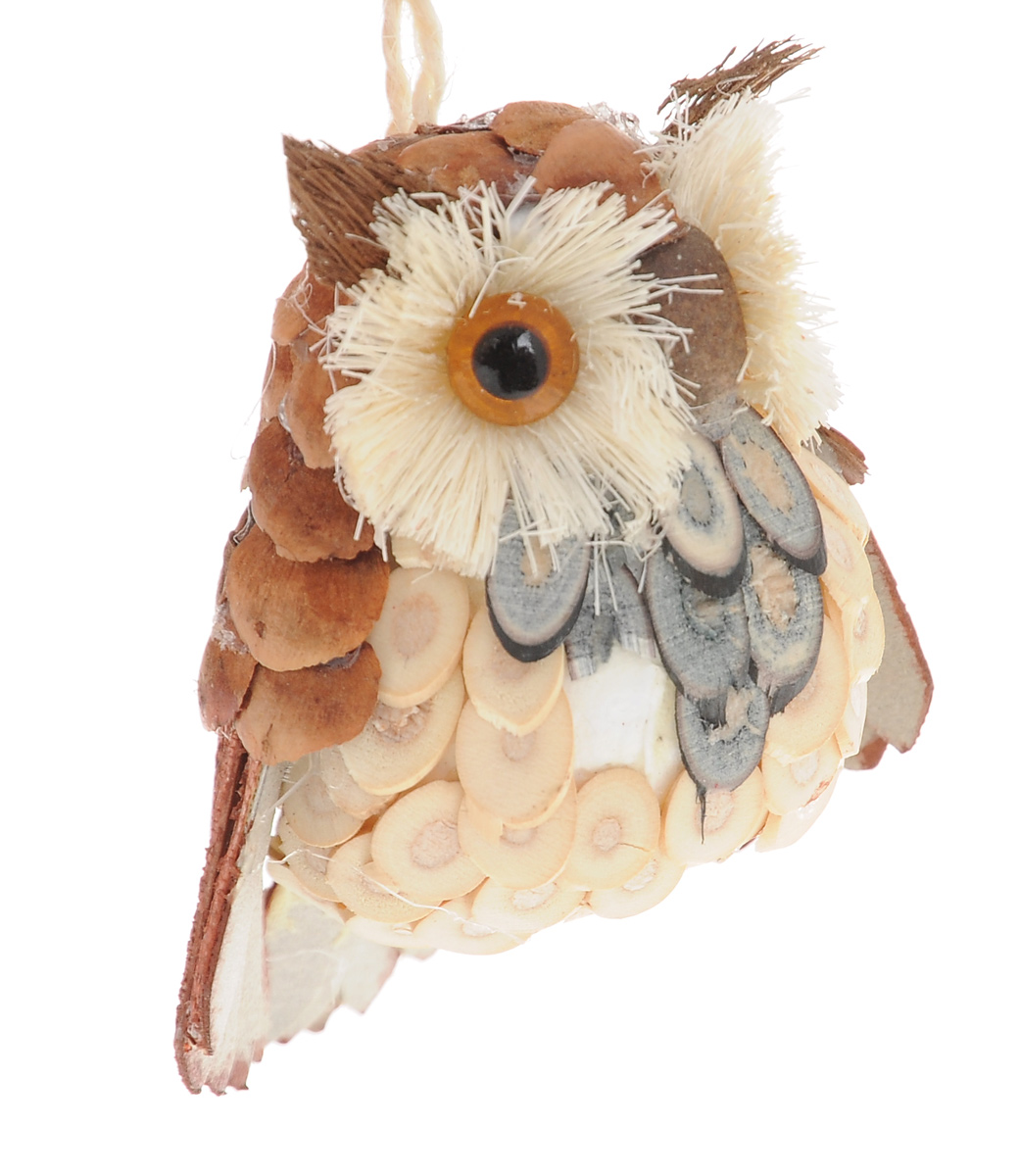 Новогоднее подвесное украшение Winter Wings Сова. N181389N181389 Новогоднее подвесное украшение Winter Wings Сова. N181389N181389Подвесное украшение Winter Wings Сова, изготовленное из соломы и натуральных материалов, станет отличным новогодним украшением. Подвешивается на елку с помощью текстильной петельки. Ваша зеленая красавица с таким украшением будет выглядеть стильно и волшебно. Создайте в своем доме по-настоящему сказочную атмосферу.