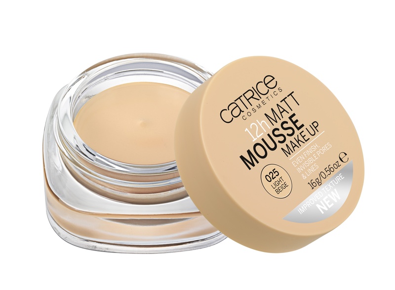 CATRICE Мусс матирующий для лица 12h Matt Mousse Make up 025 Light Beige, 16гр52910 CATRICE Мусс матирующий для лица 12h Matt Mousse Make up 025 Light Beige, 16гр52910Матирующий мусс CATRICE 12h Matt Mousse Make up - мусс отлично выровняет тон лица и поверхность кожи, матирует. Благодаря инновационной формуле средство обладает высокой стойкостью и защитой от пересыхания кожи.
