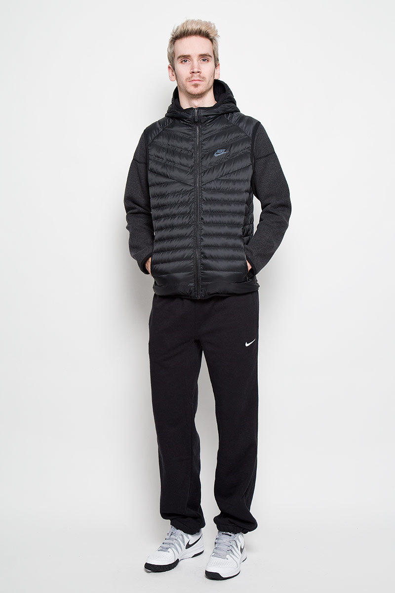 Куртка мужская Nike Aeroloft Windrunner, двухсторонняя, цвет: черный, темно-серый. 614665-010. Размер S (44/46)614665-010 Куртка мужская Nike Aeroloft Windrunner, двухсторонняя, цвет: черный, темно-серый. 614665-010. Размер S (44/46)614665-010Двухсторонняя мужская куртка Nike Aeroloft Windrunner, выполненная из практичного стеганого материала, обеспечит максимальный комфорт при различных погодных условиях. Модель с несъемным капюшоном и длинными рукавами застегивается на пластиковую застежку-молнию по всей длине. Вшитый сверху жилет с наполнителем из гусиного пуха обеспечивает дополнительное тепло и защиту от непогоды. По бокам расположены прорезные карманы. Очень стильный и современный дизайн. Эта легкая и одновременно теплая куртка станет отличным дополнением к вашему гардеробу!