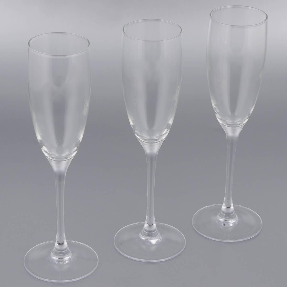 Набор фужеров Luminarc Signature, 170 мл, 3 штJ7351 Набор фужеров Luminarc Signature, 170 мл, 3 штJ7351Набор Luminarc Signature состоит из трех фужеров, выполненных из прочного стекла. Изделия оснащены высокими ножками и предназначены для подачи различных напитков. Они сочетают в себе элегантный дизайн и функциональность. Благодаря такому набору пить напитки будет еще вкуснее.Набор фужеров Luminarc Signature прекрасно оформит праздничный стол и создаст приятную атмосферу за романтическим ужином. Такой набор также станет хорошим подарком к любому случаю. Можно мыть в посудомоечной машине.Диаметр фужера (по верхнему краю): 5,2 см. Высота фужера: 22 см. Диаметр основания: 7 см.