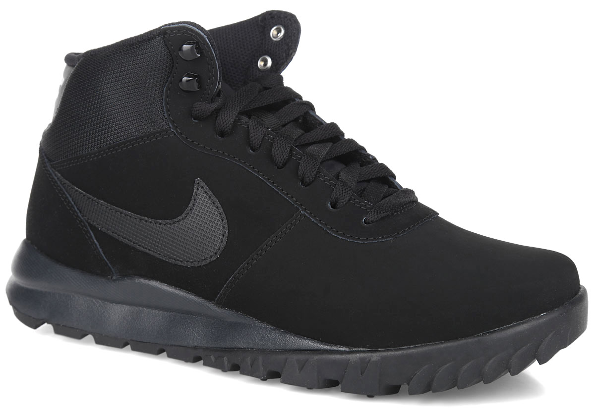 Ботинки мужские Nike Hoodland Suede, цвет: черный. 654888-090. Размер 8,5 (41)654888-090 Ботинки мужские Nike Hoodland Suede, цвет: черный. 654888-090. Размер 8,5 (41)654888-090Мужские ботинки Hoodland Suede от Nike - это идеальная обувь на каждый день. Верх выполнен из водонепроницаемого нубука со вставками из текстиля и синтетической кожи. Язычок оформлен фирменной нашивкой, задник - фирменным тиснением. Удобная шнуровка надежно фиксирует модель на стопе. Подкладка выполнена из текстиля. Стелька из EVA с текстильной поверхностью обеспечивает комфорт. Рельефный рисунок протектора обеспечивает надежное сцепление с разными поверхностями. В таких ботинках вашим ногам будет комфортно и уютно.
