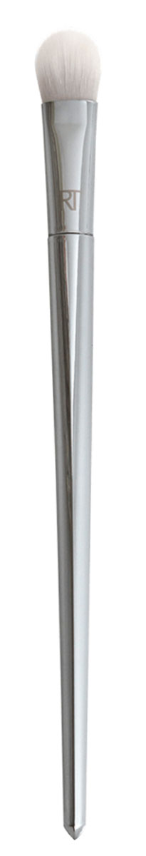 Real Techniques Bold Metals Овальная кисть для теней 200 Oval Shadow1444М Real Techniques Bold Metals Овальная кисть для теней 200 Oval Shadow1444МКисть 200 Oval Shadow от RealTechniques – идеальная кисть для нанесения и растушевки теней. Усовершенствованная овальная форма позволяет легко и точно наносить тени на любую часть века, а уникальный супер-мягкий ворс безупречно распределяет и растушевывает текстуру. Таким образом 200 OvalShadow позволяет идеально выполнить абсолютно любой макияж глаз – от естественного макияжа в стиле nude до роскошного вечернего с мягкими, плавными переходами. Ворс не царапает и не растягивает нежную кожу век, легко моется и не меняет своей формы при мытье. Кисть прекрасно набирает и отдает цвет, делает слой теней ровным и гладким, а также придает текстурам дополнительную стойкость, позволяя избежать осыпания теней. Посеребренная ручка оптимальной ширины невероятно удобно лежит в руке, а лаконичный и стильный дизайн выдает в обладательнице 200 Oval Shadow настоящего профессионала. Искусственный ворс - таклон ручной набивки и стрижки