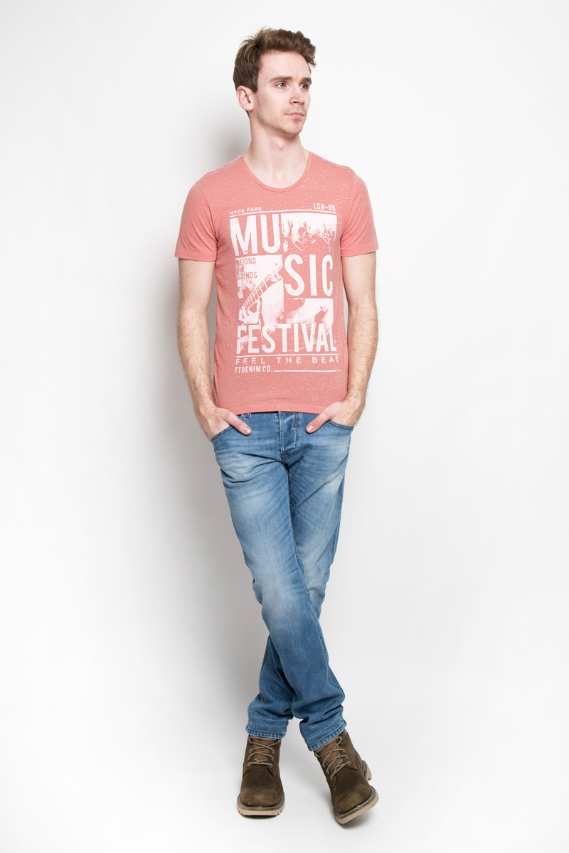 Футболка мужская Tom Tailor Denim, цвет: коралловый. 1033518.09.12. Размер M (48)1033518.09.12 Футболка мужская Tom Tailor Denim, цвет: коралловый. 1033518.09.12. Размер M (48)1033518.09.12Модная мужская футболка Tom Tailor Denim, изготовленная из натурального хлопка с добавлением полиэстера и вискозы, прекрасно подойдет для повседневной носки. Материал очень мягкий и приятный на ощупь. Футболка прямого кроя с короткими рукавами и круглым вырезом горловины оформлена оригинальным принтовым рисунком и различными надписями.Такая модель будет дарить вам комфорт в течение всего дня и станет стильным дополнением к вашему гардеробу.